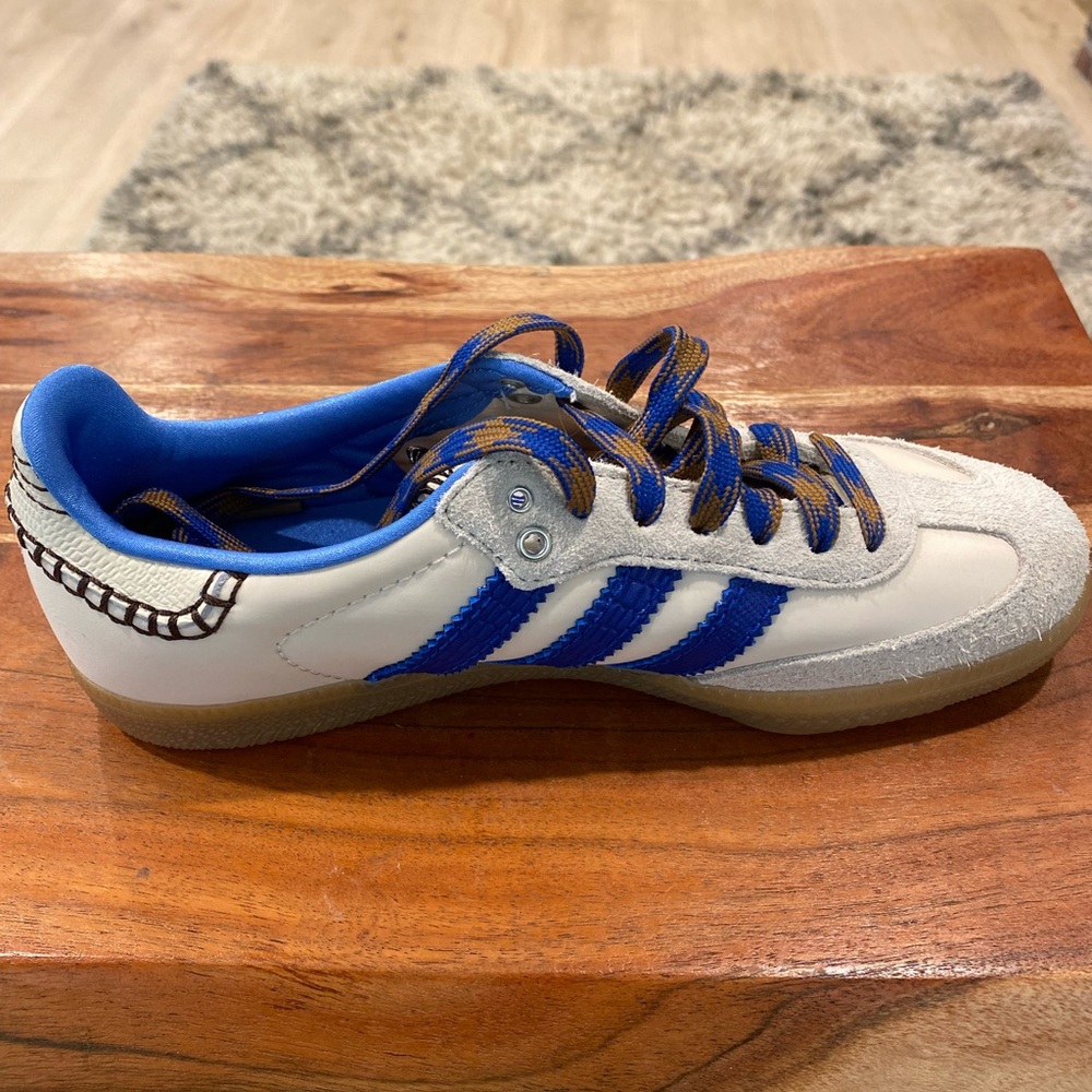 Women’s size 6 blue and White Sneakers